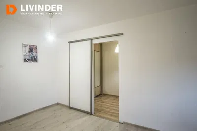 Кухиња; кухињски апарати, дрвени под, природно светло, модерни стил