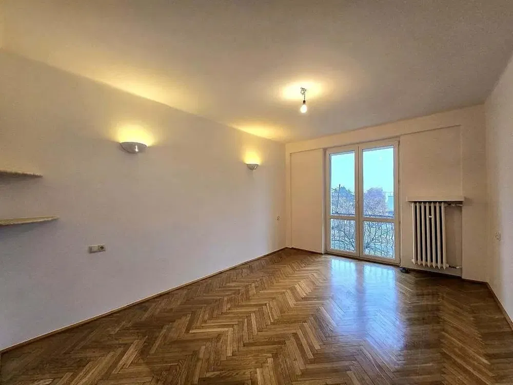 Kuchnia; sprzęt kuchenny, podłoga drewniana, światło dzienne, styl nowoczesny