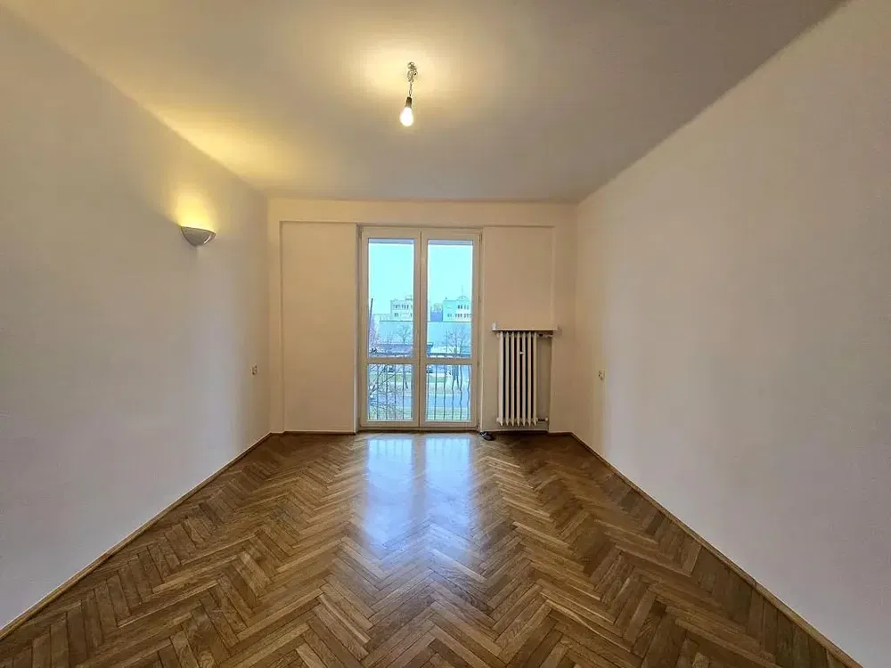 Kuchnia; sprzęt kuchenny, podłoga z płytek, światło dzienne, styl nowoczesny