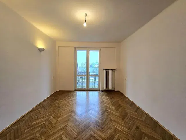 Кухиња; кухињски апарати, плочице, природно светло, модерни стил