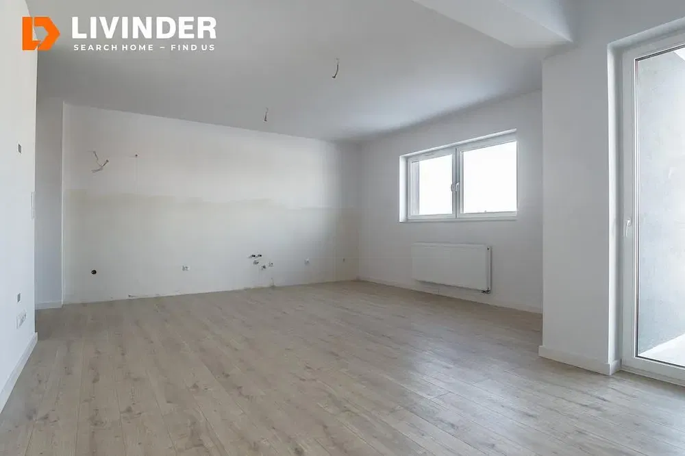 Кухиња; кухињски апарати, дрвени под, природно светло, модерни стил