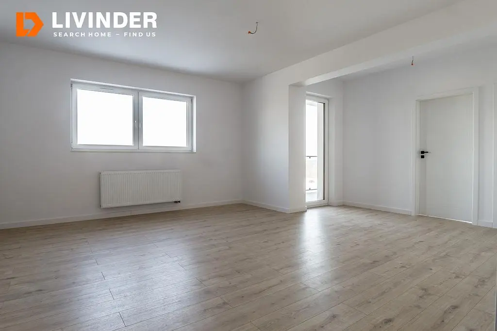 Кухиња; кухињски апарати, дрвени под, природно светло, модерни стил