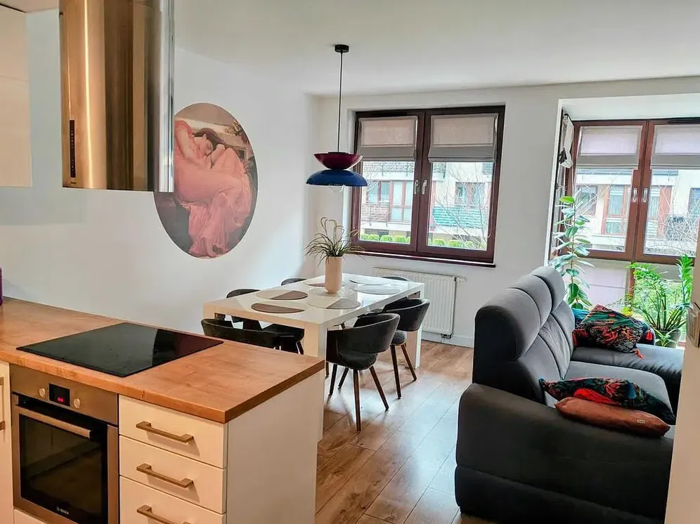 Cocina; electrodomésticos, suelo de madera, luz natural, estilo moderno