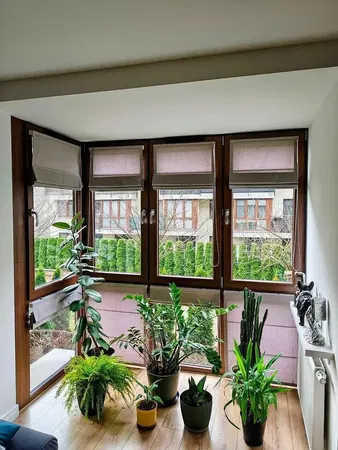 Kuchnia; sprzęt kuchenny, podłoga drewniana, światło dzienne, styl nowoczesny