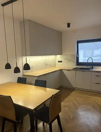 Cozinha; eletrodomésticos, chão de madeira, luz natural, estilo moderno