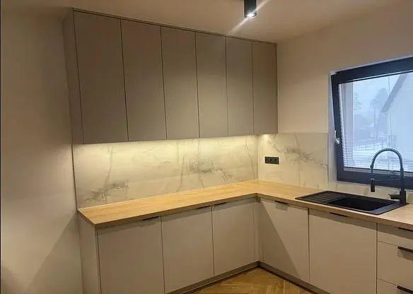 Sala de estar; chão de madeira, luz natural, estilo moderno