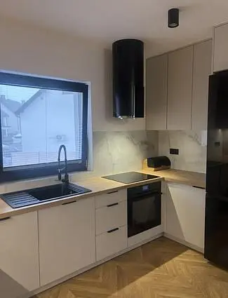 Cozinha; eletrodomésticos, chão de madeira, luz natural, estilo moderno