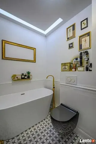 Sala de estar; chão de madeira, luz natural, estilo moderno