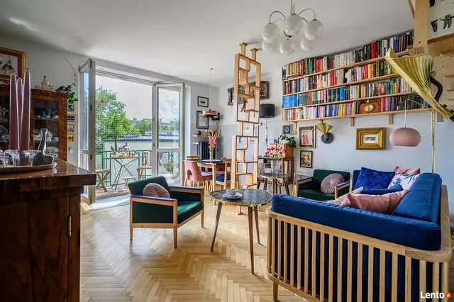 Sala de estar; chão de madeira, luz natural, estilo moderno