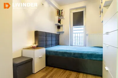 Kuhinja; kuhinjski aparati, drveni pod, prirodno svjetlo, moderni stil