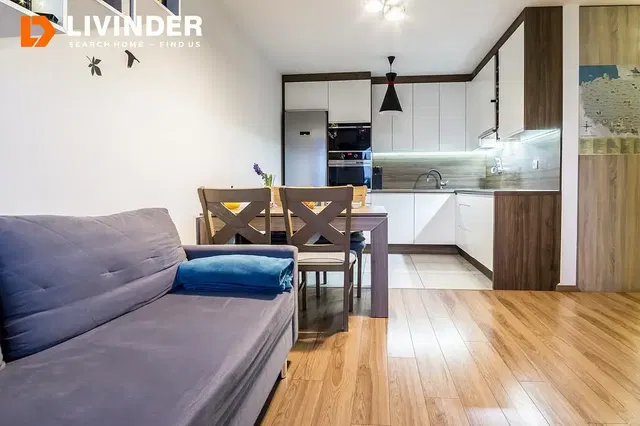 Sala de estar; chão de madeira, luz natural, estilo moderno