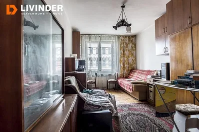 Sala de estar; chão de madeira, luz natural, estilo moderno