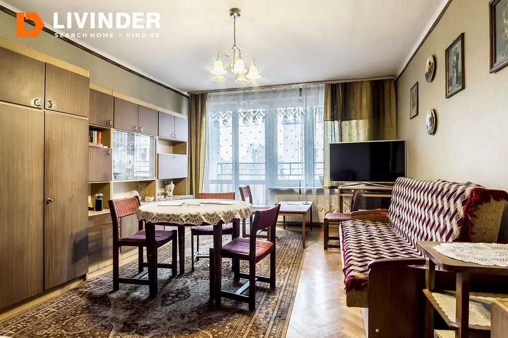 Cozinha; eletrodomésticos, chão de madeira, luz natural, estilo moderno