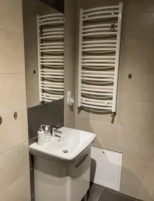 Cozinha; eletrodomésticos, chão de madeira, luz natural, estilo moderno