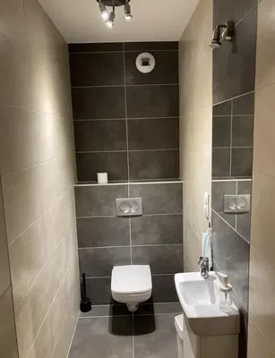 Cozinha; eletrodomésticos, chão de madeira, luz natural, estilo moderno