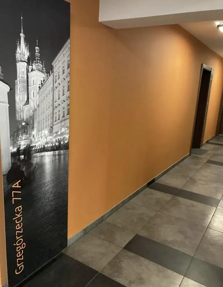 Cozinha; eletrodomésticos, chão de madeira, luz natural, estilo moderno