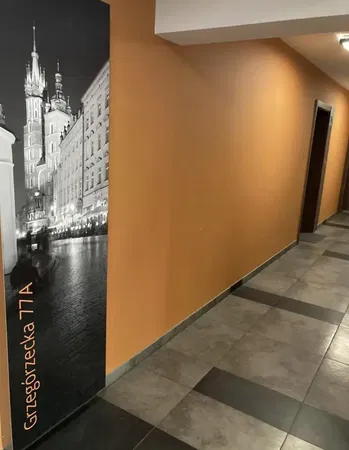 Kuchnia; sprzęt kuchenny, podłoga drewniana, światło dzienne, styl nowoczesny