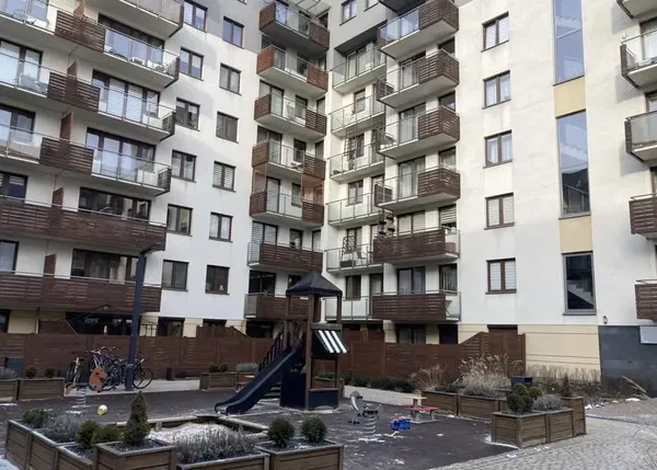 Kuchnia; sprzęt kuchenny, podłoga drewniana, światło dzienne, styl nowoczesny