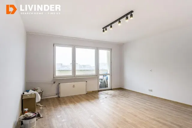 Cozinha; eletrodomésticos, chão de madeira, luz natural, estilo moderno