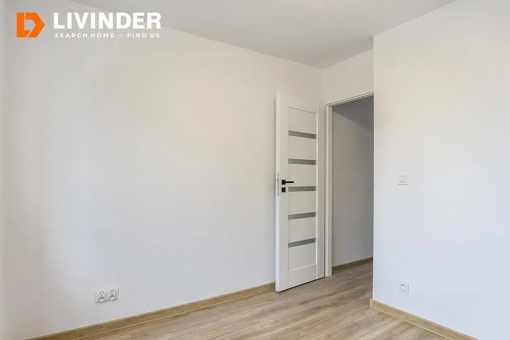 Kuchnia; sprzęt kuchenny, podłoga drewniana, światło dzienne, styl nowoczesny