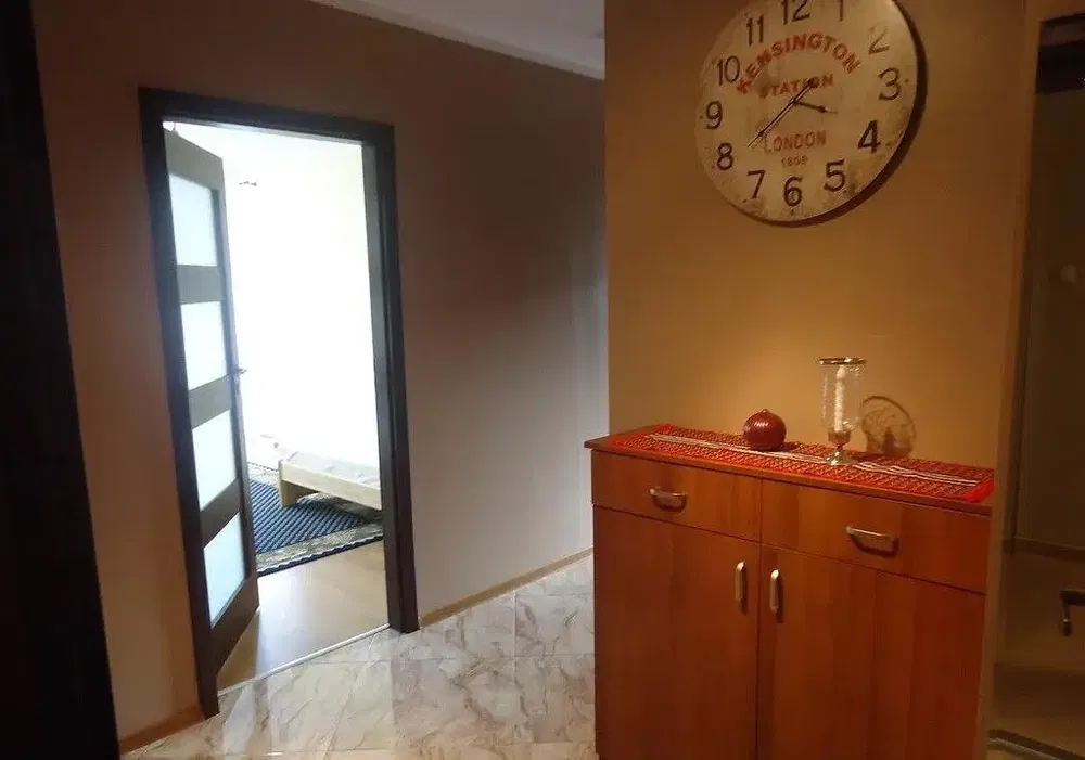 Kuchnia; sprzęt kuchenny, podłoga z płytek, światło dzienne, styl nowoczesny