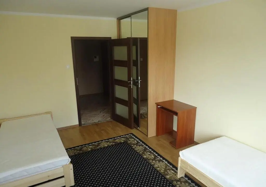 Kuchnia; sprzęt kuchenny, podłoga drewniana, światło dzienne, styl nowoczesny