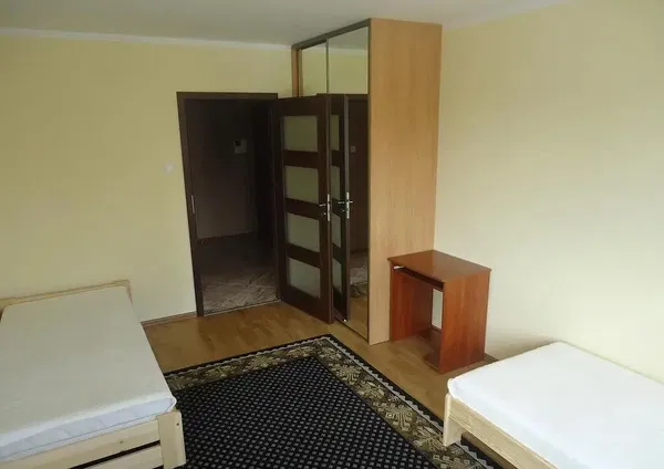 Kuchnia; sprzęt kuchenny, podłoga drewniana, światło dzienne, styl nowoczesny