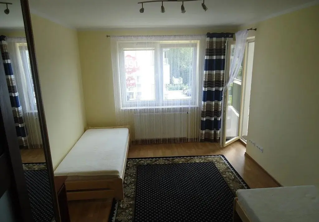 Salon; podłoga drewniana, światło dzienne, styl nowoczesny