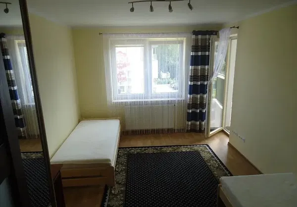 Salon; podłoga drewniana, światło dzienne, styl nowoczesny