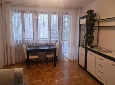 Кухиња; кухињски апарати, дрвени под, природно светло, модерни стил