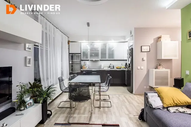 Кухиња; кухињски апарати, дрвени под, природно светло, модерни стил