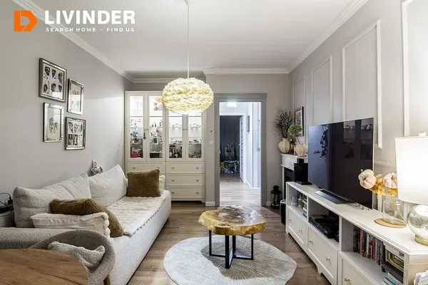 Salon; podłoga drewniana, światło dzienne, styl nowoczesny