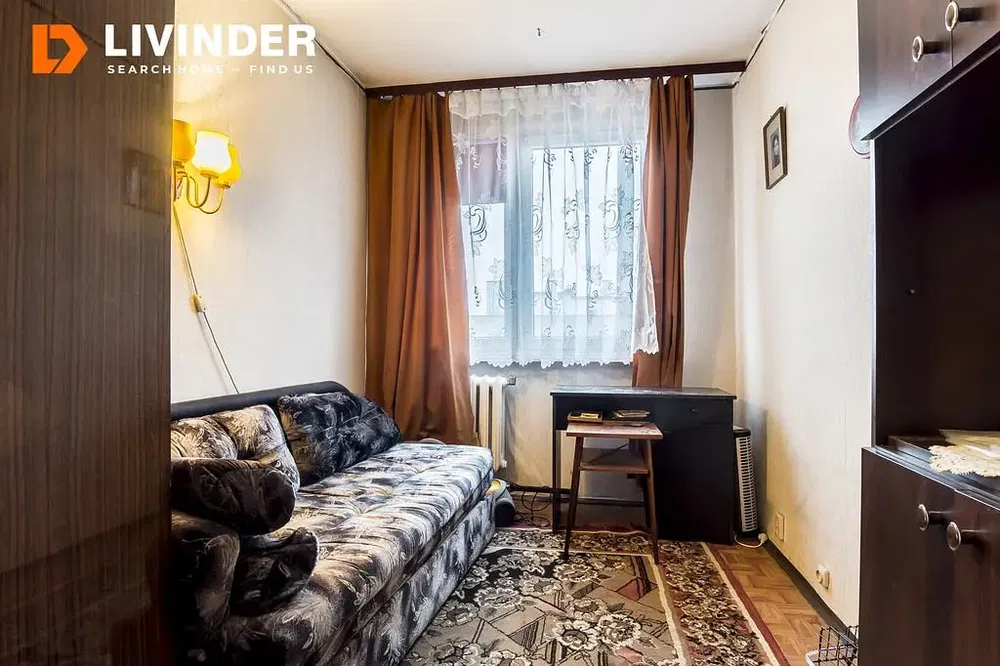 Kuchyně; kuchyňské spotřebiče, dřevěná podlaha, přirozené světlo, moderní styl