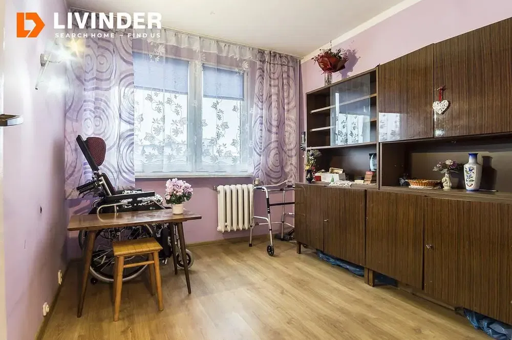 Kuchyně; kuchyňské spotřebiče, dlažba, přirozené světlo, moderní styl