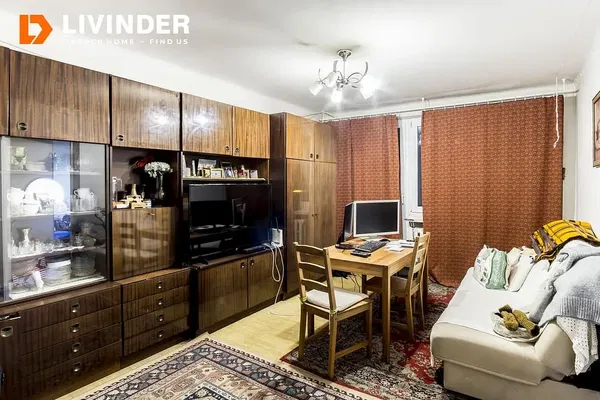 Kuchyně; kuchyňské spotřebiče, dřevěná podlaha, přirozené světlo, moderní styl