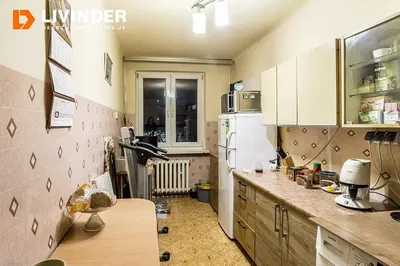 Кухиња; кухињски апарати, дрвени под, природно светло, модерни стил