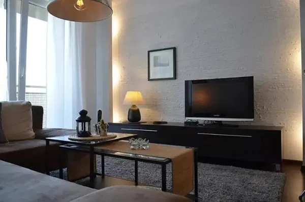 Kuchyně; kuchyňské spotřebiče, dřevěná podlaha, přirozené světlo, moderní styl