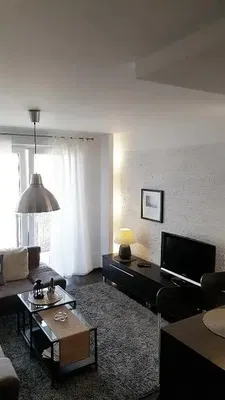 Kuchyně; kuchyňské spotřebiče, dřevěná podlaha, přirozené světlo, moderní styl