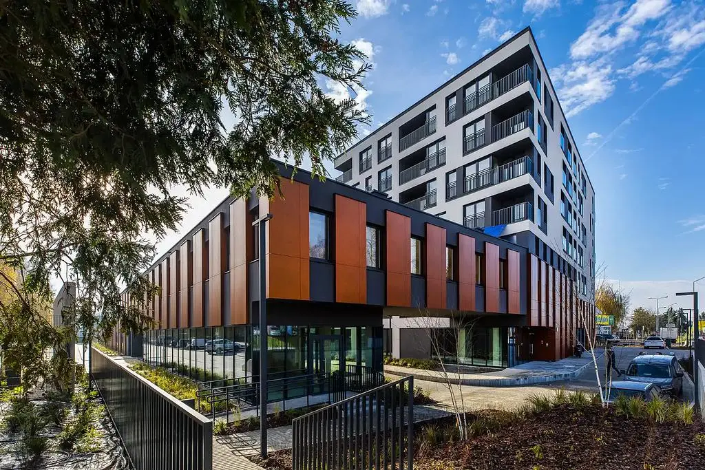 Kuchyně; kuchyňské spotřebiče, dřevěná podlaha, přirozené světlo, moderní styl