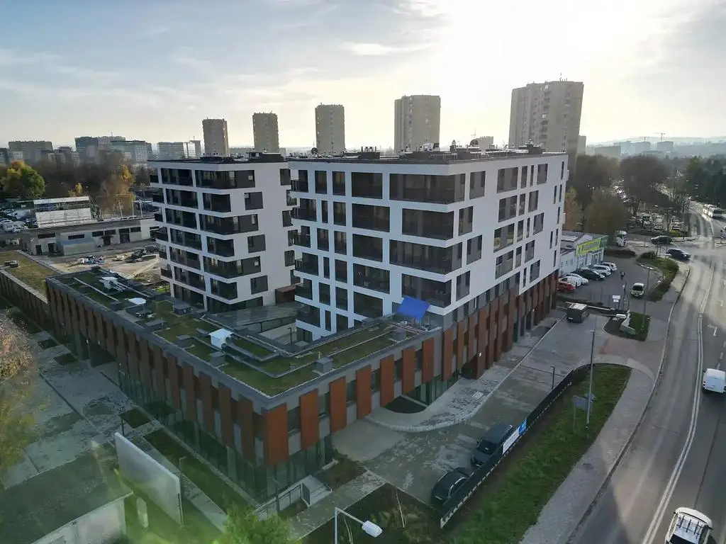 Kuchyně; kuchyňské spotřebiče, dřevěná podlaha, přirozené světlo, moderní styl