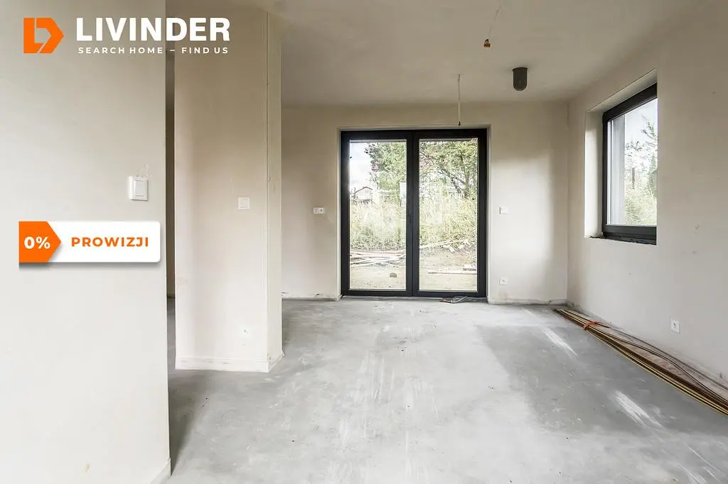 Kuchyně; kuchyňské spotřebiče, dřevěná podlaha, přirozené světlo, moderní styl