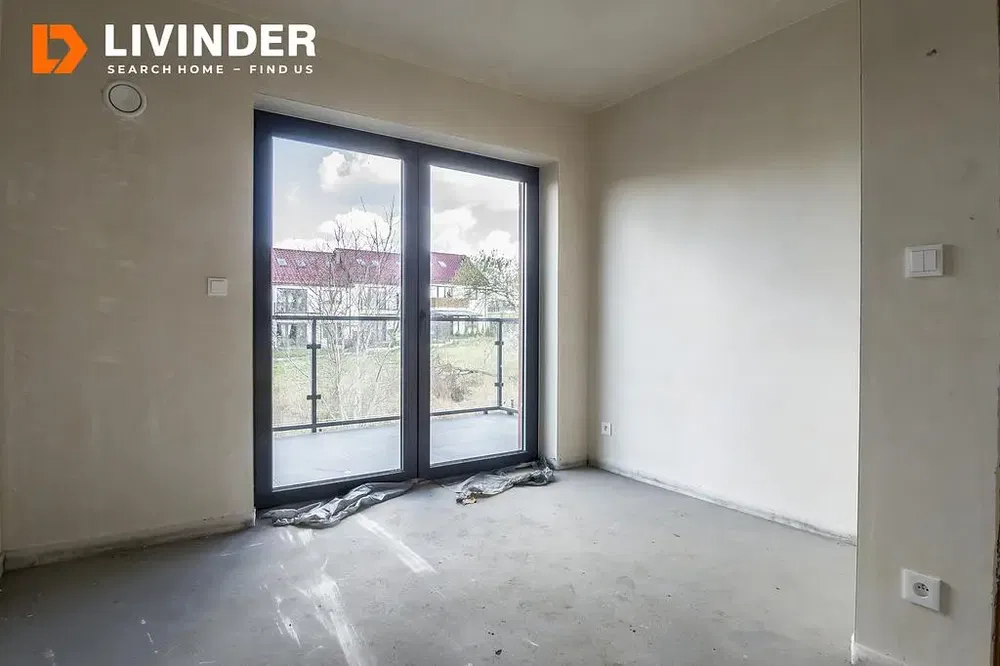 Kuchyně; kuchyňské spotřebiče, dřevěná podlaha, přirozené světlo, moderní styl