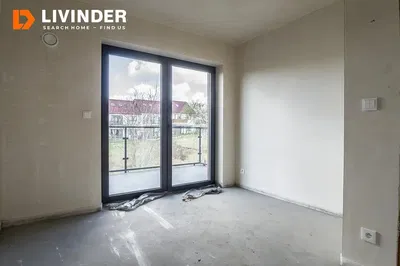 Kuchyně; kuchyňské spotřebiče, dřevěná podlaha, přirozené světlo, moderní styl