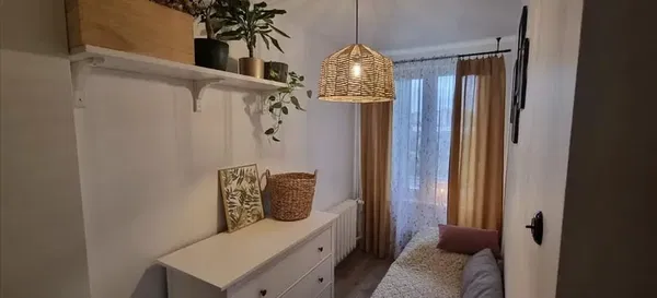 Kuchyně; kuchyňské spotřebiče, dřevěná podlaha, přirozené světlo, moderní styl