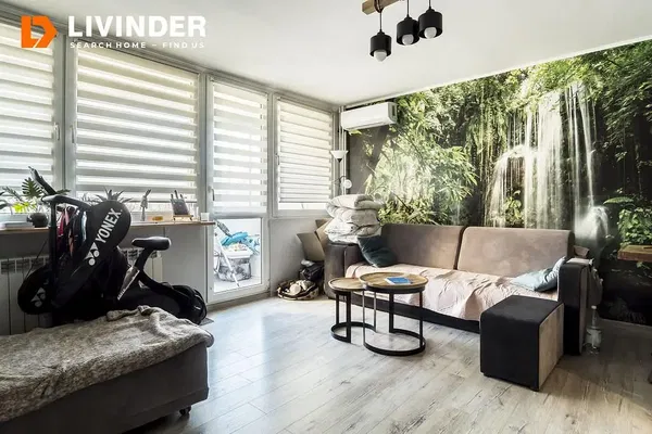 Obývací pokoj; dřevěná podlaha, přirozené světlo, moderní styl