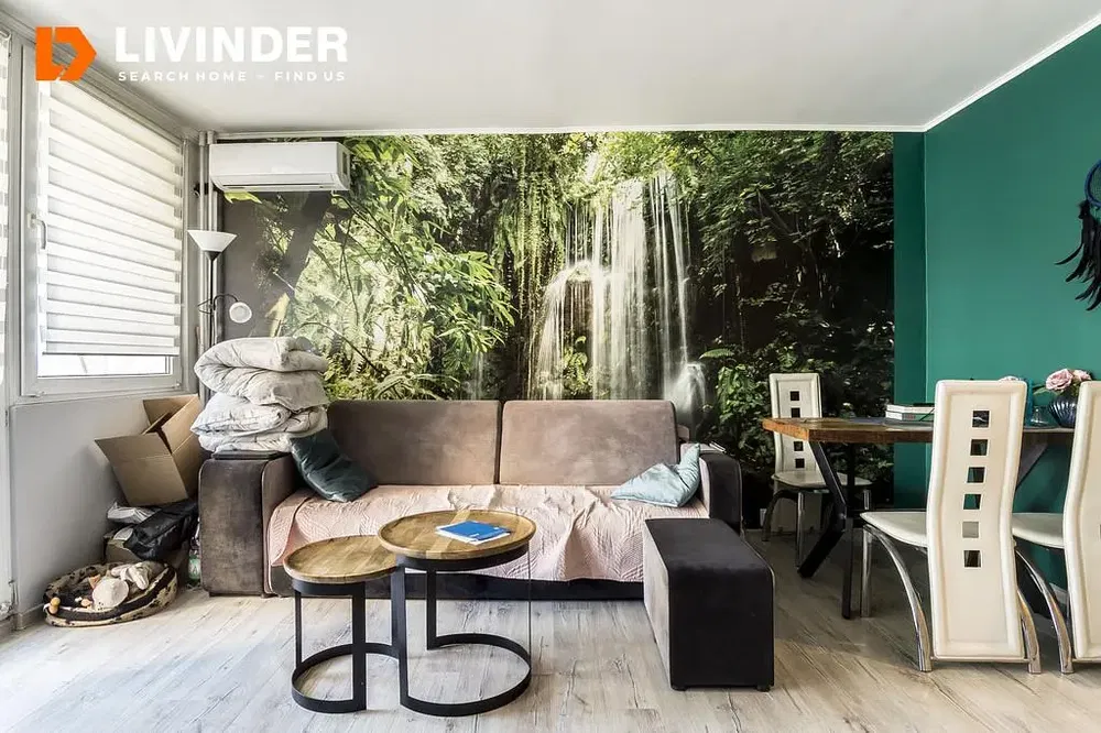 Obývací pokoj; dřevěná podlaha, přirozené světlo, moderní styl