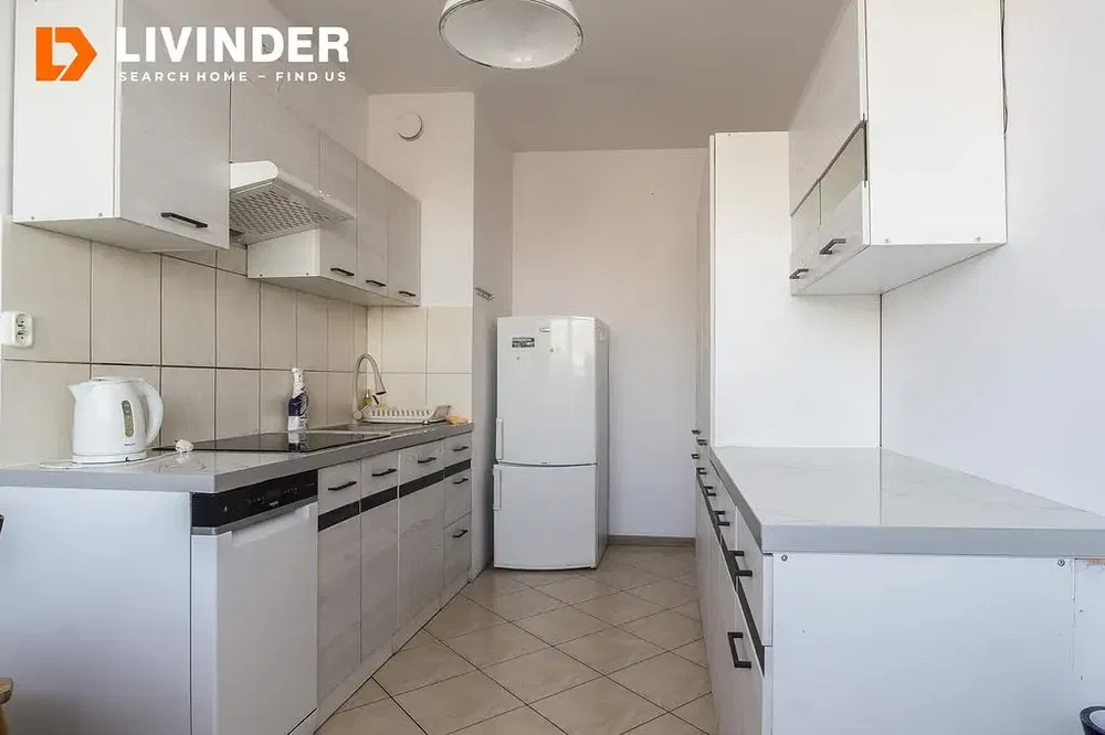 Sala de estar; chão de madeira, luz natural, estilo moderno