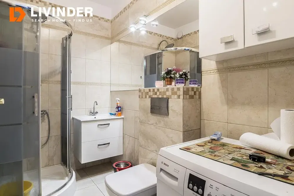 Cozinha; eletrodomésticos, chão de madeira, luz natural, estilo moderno