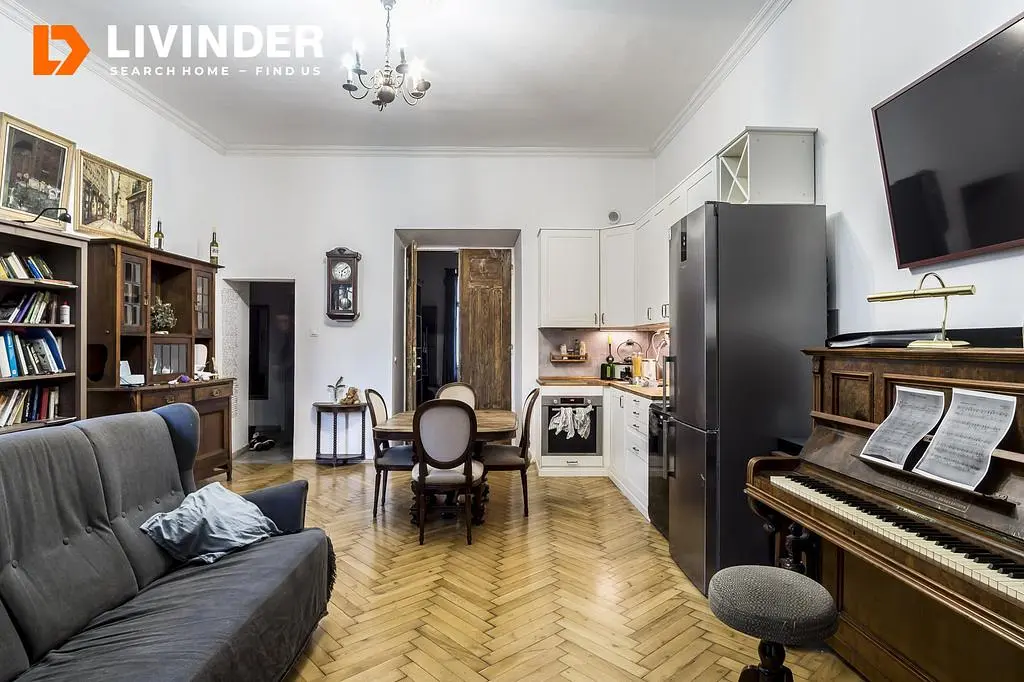 Sala de estar; chão de madeira, luz natural, estilo moderno