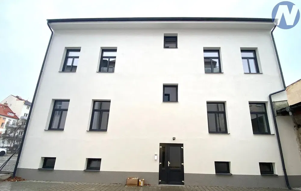 Cozinha; eletrodomésticos, chão de madeira, luz natural, estilo moderno